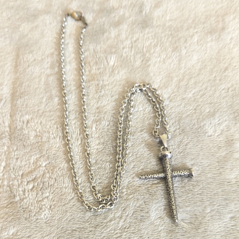 #560 Silver Tone Cross Pendant Necklace 14 Inches